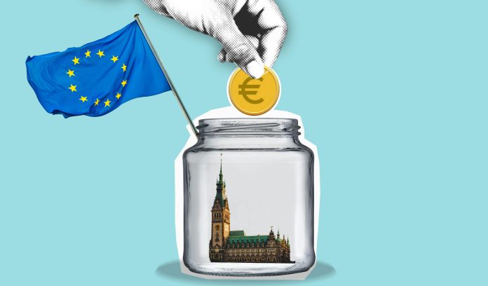 Das Bild ist eine Montage. Links ist die Europäische Flagge zu sehen, daneben Geld, das in ein Glas geworfen wird. Im Glas ist das Hamburger Rathaus zu sehen.