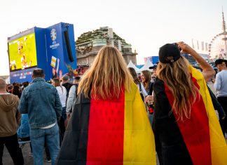 Hitze-Vorkehrungen beim Public Viewing in Hamburg Zuschauer verfolgen auf dem Heiligengeistfeld während der EM das Public Viewing zum Spiel Schweiz gegen Deutschland. Die Temperaturen klettern im Laufe der Woche auf knapp 30 Grad. Um EM-Begeisterten trotz Hitze ein unbeschwertes Public Viewing zu ermöglichen, trifft die Fan Zone Hamburg Vorkehrungen.