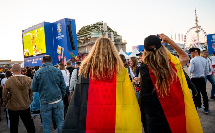 Zuschauer verfolgen auf dem Heiligengeistfeld während der EM das Public Viewing zum Spiel Schweiz gegen Deutschland. Die Temperaturen klettern im Laufe der Woche auf knapp 30 Grad. Um EM-Begeisterten trotz Hitze ein unbeschwertes Public Viewing zu ermöglichen, trifft die Fan Zone Hamburg Vorkehrungen.