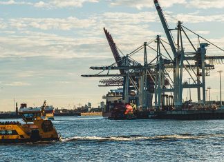 Verdi-Warnstreik: Stillstand am Hamburger Hafen Hamburger Hafen im Hintergrund, ein Touristenschiff fährt im Vordergrund vorbei