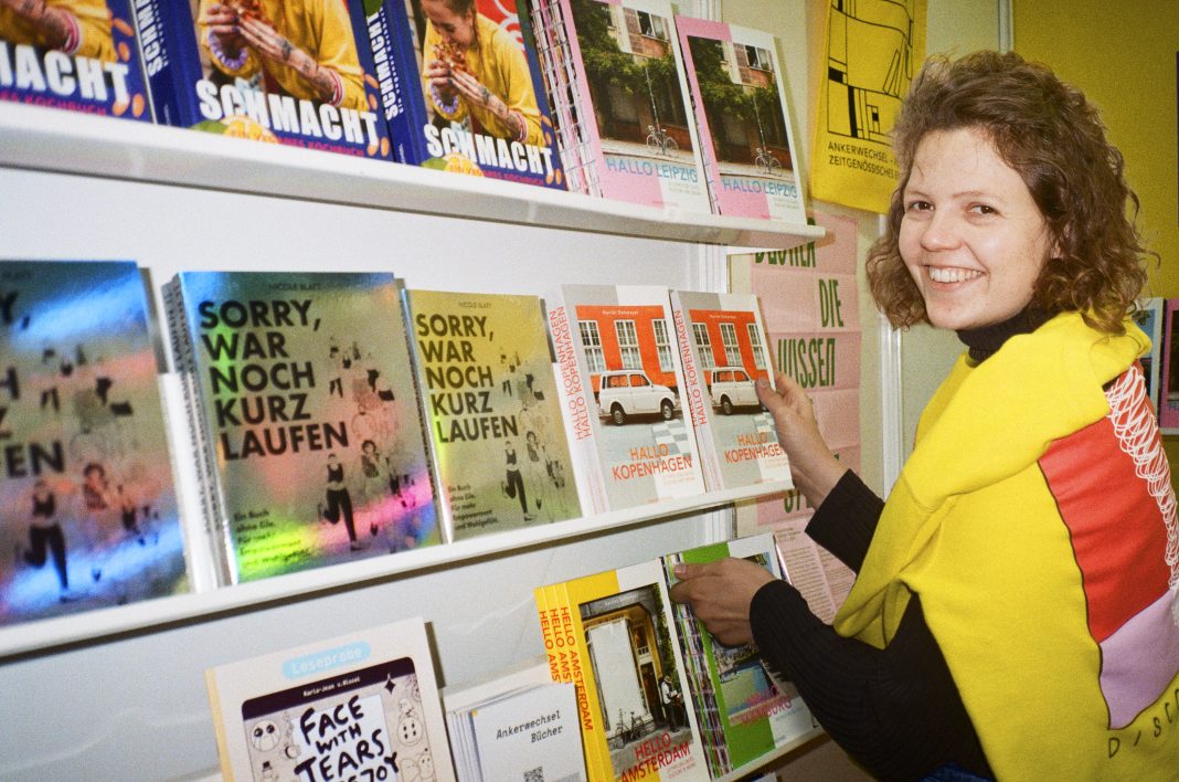 Ankerwechsel: Verlegerin Harriet Dohmeyer vor ihren Büchern. Foto: Yannik Kampmeyer