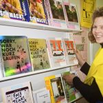 Gründen mit Anfang 20: “Mir gefällt die Rolle der Verlegerin” Ankerwechsel: Verlegerin Harriet Dohmeyer vor ihren Büchern. Foto: Yannik Kampmeyer