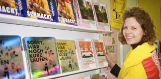 Ankerwechsel: Verlegerin Harriet Dohmeyer vor ihren Büchern. Foto: Yannik Kampmeyer