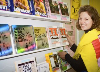 Gründen mit Anfang 20: “Mir gefällt die Rolle der Verlegerin” Ankerwechsel: Verlegerin Harriet Dohmeyer vor ihren Büchern. Foto: Yannik Kampmeyer