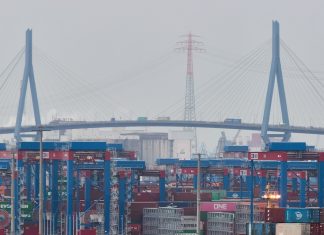 Neue Köhlbrandbrücke für Hamburg Eine Schrägseilbrücke auf der Autos und Lkw fahren. Darunter sind Container zu sehen.