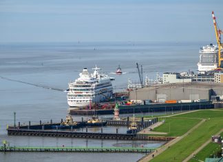 Kreuzfahrtbranche: Juristische Schritte gegen AfD-Kalender Das Bremerhavener Kreuzfahrt-Terminal an der Columbuskaje. (zu dpa: «Kreuzfahrtbranche geht juristisch gegen AfD-«Abschiebekalender» vor») Foto: Sina Schuldt/dpa