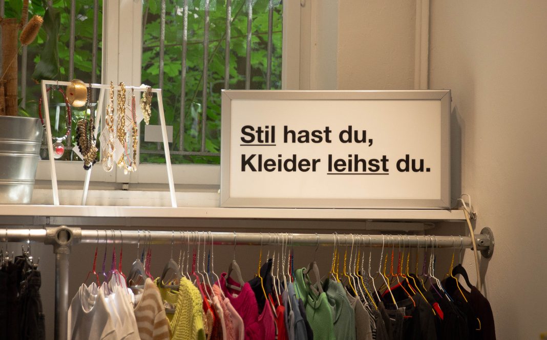 Kleidung leihen in der Kleiderei in Hamburg: ein Schild mit Aufschrift zum Kleidung leihen