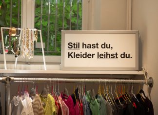Ein unendlicher Kleiderschrank Kleidung leihen in der Kleiderei in Hamburg: ein Schild mit Aufschrift zum Kleidung leihen