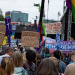 Realitäts-Check Europawahl: Die Blase ist geplatzt Realitäts-Check nach der Europawahl: Junge Menschen wählen AfD. Auf dem Bild sieht man, wie gegen Rechtsextremismus demonstiert wird.