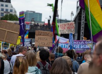 Realitäts-Check Europawahl: Die Blase ist geplatzt Realitäts-Check nach der Europawahl: Junge Menschen wählen AfD. Auf dem Bild sieht man, wie gegen Rechtsextremismus demonstiert wird.