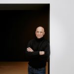 Mark Sealy organisiert “Triennale der Photographie” Porträt des britischen Kurators Mark Sealy. Er ist der künstlerische Leiter der Triennale der Photographie 2026.