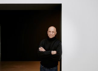 Mark Sealy organisiert “Triennale der Photographie” Porträt des britischen Kurators Mark Sealy. Er ist der künstlerische Leiter der Triennale der Photographie 2026.