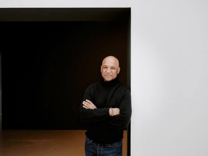 Porträt des britischen Kurators Mark Sealy. Er ist der künstlerische Leiter der Triennale der Photographie 2026.