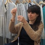 Textil neu denken im Future Fashion Lab Nicole Kiersz beim Garn spinnen im Future Fashion Lab.