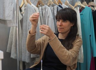 Textil neu denken im Future Fashion Lab Nicole Kiersz beim Garn spinnen im Future Fashion Lab.