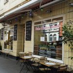 Auf dem Kiez: Kann denn Schnalke Sünde sein? Der Laden Blumen und Feinkost Schnalke von außen.