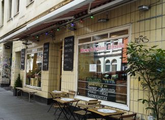 Auf dem Kiez: Kann denn Schnalke Sünde sein? Der Laden Blumen und Feinkost Schnalke von außen.