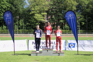 Siegerehrung der U18 im 100 Meter Sprint: Leichtathletin Lena Anochili gewinnt.