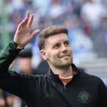 Abschied von Hürzeler: Schmerzhaft – aber verkraftbar St. Pauli Trainer Fabian Hürzeler winkt in die Menge.