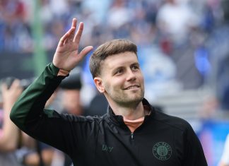 Abschied von Hürzeler: Schmerzhaft – aber verkraftbar St. Pauli Trainer Fabian Hürzeler winkt in die Menge.