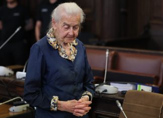 Holocaust-Leugnerin muss ins Gefängnis Zu sehen ist: Ursula Haverbeck die im Gerichtssaal des Hamburger Landgerichts auf das Urteil im Berufungsverfahren um ihre Holocaust-Lüge wartet.