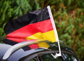 Kein Sommermärchen für Frauen Eine Deutschlandflagge am Auto.