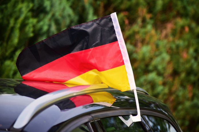 Eine Deutschlandflagge am Auto.