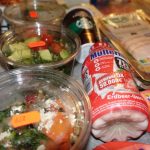 Salate und Milchshake vom Containern