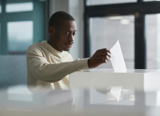 Wahlbeteiligung in Hamburg gestiegen Mann geht wählen. Stockfoto zur Wahlbeteiligung bei Europa- und Bezirkswahl. Foto: Pexels