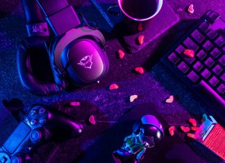 Gaming in Hamburg: Vier Locations für deine LAN-Party Kopfhörer, Snacks und Handheld als Symbolbild für LAN-Party in Hamburg