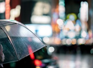 Regen, Sturmböen und Gewitter: Wann wird das Wetter im Norden endlich besser? Regenschirm bei Regenwetter als Symbolbild für Wetter in Hamburg