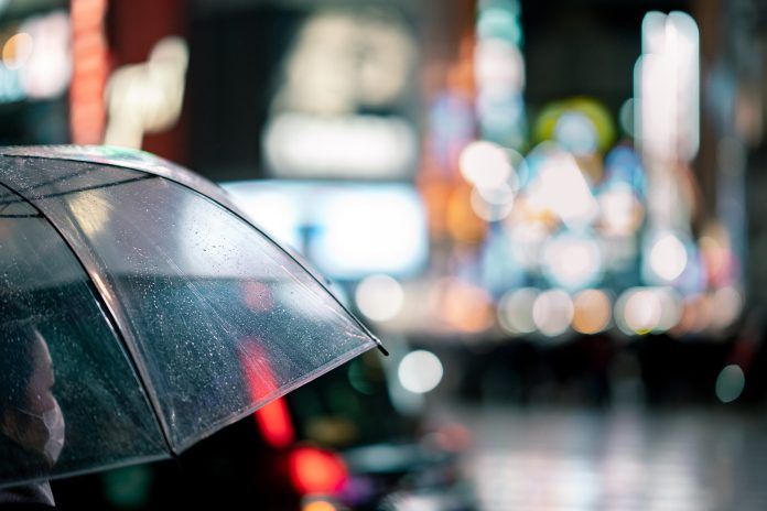 Regenschirm bei Regenwetter als Symbolbild für Wetter in Hamburg