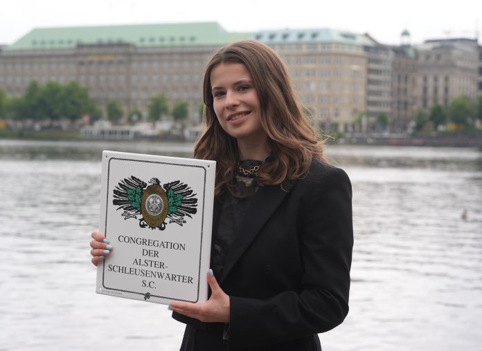 4.06.2024, Hamburg: Luisa Neubauer, Klimaaktivistin, steht nach der Auszeichnung zur Ehren-Alster-Schleusenwärterin an der Binnenalster. Foto: Marcus Brandt/dpa