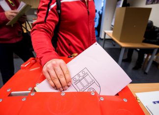 Grüne verlieren bei Bezirkswahl Europa- und Bezirksversammlungswahl - Hamburg ARCHIV - 26.05.2019, Hamburg: Ein Wähler steckt in einem Wahllokal seine Stimmzettel zur Europawahl und zur Bezirksversammlungswahl in die Wahlurne. Mehr als 1,3 Millionen Hamburgerinnen und Hamburger sind am Sonntag (ab 8.00 Uhr) aufgerufen, das Europaparlament und die sieben Bezirksversammlungen der Stadt neu zu wählen. (zu dpa: «Hamburg wählt Europaparlament und Bezirksversammlungen») Foto: Daniel Bockwoldt/dpa +++ dpa-Bildfunk +++