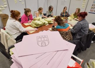 Bezirkswahl Hamburg: SPD ist neue stärkste Kraft Wahlhelfer und Wahlhelferinnen in den Messehallen zählen nach der Bezirkswahl Hamburg die Stimmen aus.