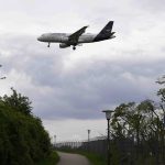 Teure Abkürzung über Hamburger Flughafen Ein Flugzeug der Fluggesellschaft Lufthansa landet am Flughafen Hamburg Airport Helmut Schmidt.