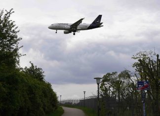 Teure Abkürzung über Hamburger Flughafen Ein Flugzeug der Fluggesellschaft Lufthansa landet am Flughafen Hamburg Airport Helmut Schmidt.