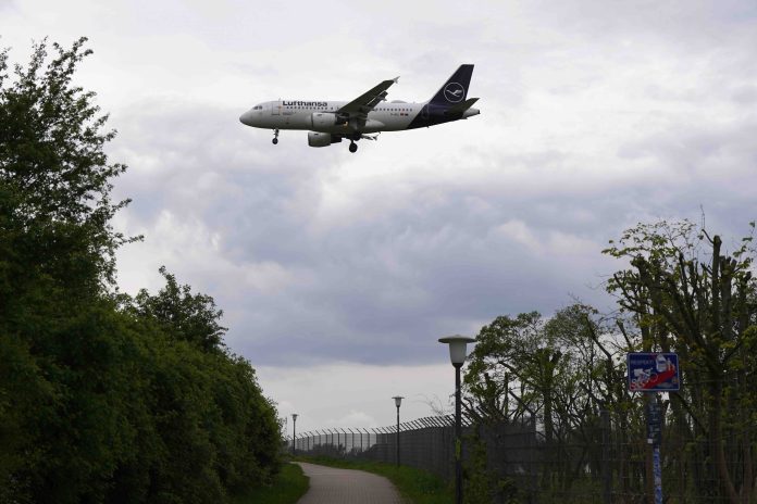 Ein Flugzeug der Fluggesellschaft Lufthansa landet am Flughafen Hamburg Airport Helmut Schmidt.