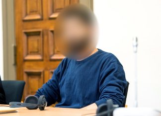 Flughafen Hamburg: Geiselnehmer voll schuldfähig Der Hamburger Flughafen-Geiselnehmer sitzt im Landgericht im Sitzungssaal. Sein Gesicht ist unkenntlich gemacht.