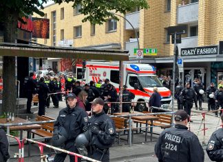 Mann kommt nach Angriff auf St. Pauli in die Psychiatrie Abgesperrter Bereich auf St. Pauli. Hier drohte ein Mann mit Schieferhammer Passant*innen und Polizist*innen.