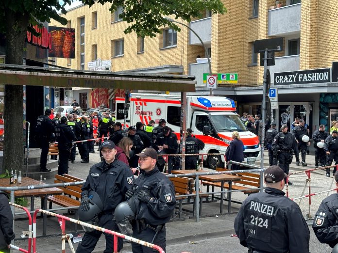 Abgesperrter Bereich auf St. Pauli. Hier drohte ein Mann mit Schieferhammer Passant*innen und Polizist*innen.