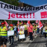Warnstreik bei privaten Banken am Donnerstag Bankanstellte in Warnwesten mit Banner auf dem "Tarifvertrag jetzt!!!" steht. Warnstreik