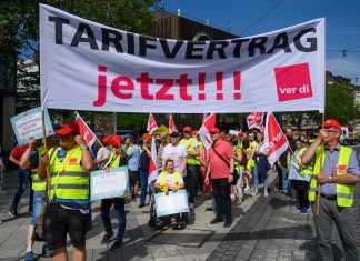 Warnstreik bei privaten Banken am Donnerstag Bankanstellte in Warnwesten mit Banner auf dem "Tarifvertrag jetzt!!!" steht. Warnstreik
