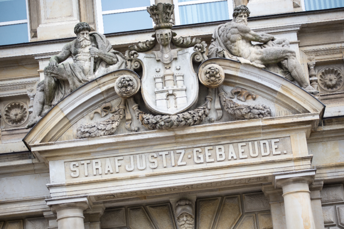 Auf dem Bild sieht man das Strafjustiz-Gebäude des Hamburger Oberlandesgericht.