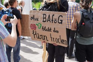 Ein Schild auf der Demo mit der Aufschrift "Ohne BAföG bleibt das Hirn trocken". Foto: Laurenz Blume 