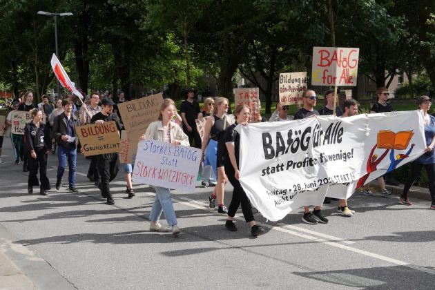 Demonstrierende der Bafög für alle Demo ziehen durch die Stadt. Foto: Laurenz Blume