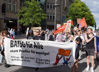 “Bafög für Alle” – Aktionstag und Demo in Hamburg Studierende mit einem Transparent mit der Aufschrift "Bafög für Alle" in Hamburg. Foto: Laurenz Blume