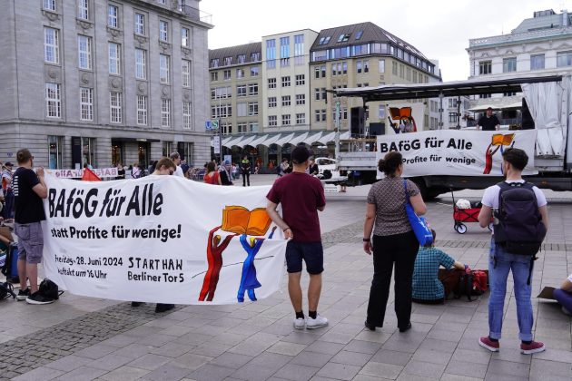 Schlusskundgebung der Bafög für alle Demo auf dem Hamburger Rathausmarkt. Foto: Laurenz Blume