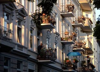 Mehr Inflation = Mehr Miete – Die Indexmiete gehört abgeschafft Balkone von Altbauwohnungen in der Abendsonne. Auch hier gilt oft schon die Indexmiete.