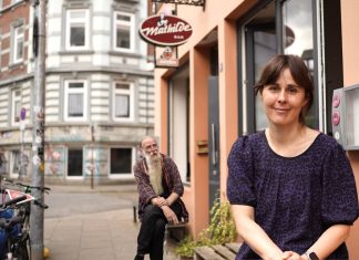 Das Sonnenschein Café für Obdachlose Obdachlose in Hamburg: Sanja Kunze vor dem Sonnenschein Café.